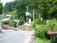 バス停の西方の交差点